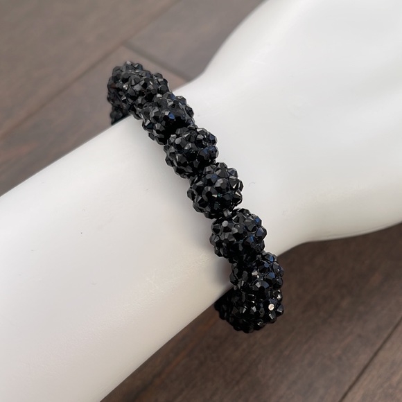 SUZY SHIER Women’s Black Sparkle Beaded Stretch Bracelet, Fashion Jewellery - Picture 2 of 5